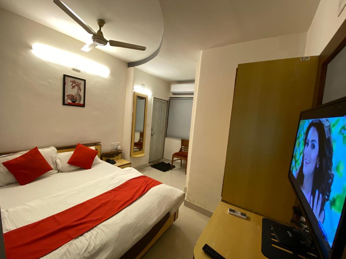 Hotel Riverfront Ahmedabad Ngoại thất bức ảnh