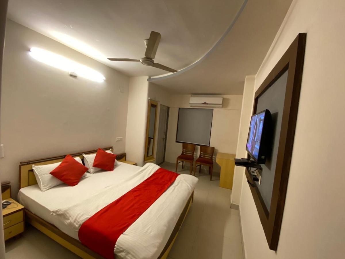 Hotel Riverfront Ahmedabad Ngoại thất bức ảnh